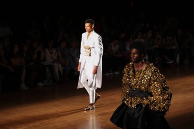 Sao Paulo, Brezilya - 8 Kasım 2023: Sao Paulo Moda Haftası sırasında Joao Pimenta defilesi. SPFW N56, Köken temalı, Alışveriş Iguatemi 'de, Sao Paulo' nun güney bölgesinde, bu Çarşamba, 8 Kasım 2023