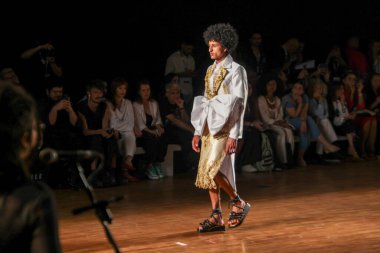 Sao Paulo, Brezilya - 8 Kasım 2023: Sao Paulo Moda Haftası sırasında Joao Pimenta defilesi. SPFW N56, Köken temalı, Alışveriş Iguatemi 'de, Sao Paulo' nun güney bölgesinde, bu Çarşamba, 8 Kasım 2023