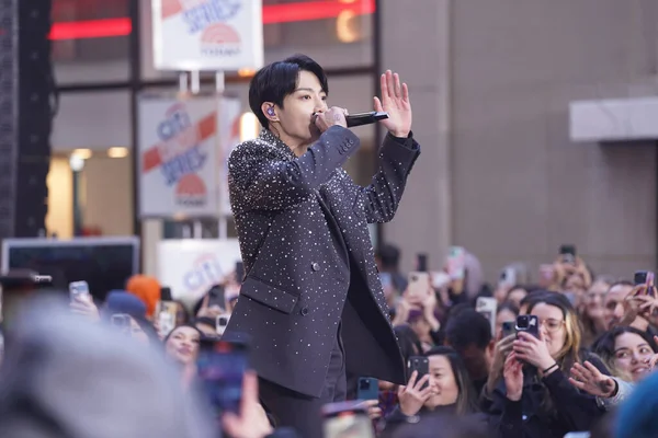 2023年11月8日 美国纽约 Bts成员Jung Kook出席今日节目 Bts成员Jung Kook在洛克菲勒广场 Rockefeller Plaza 的今天节目中以他的热门歌曲 Seven — 图库照片