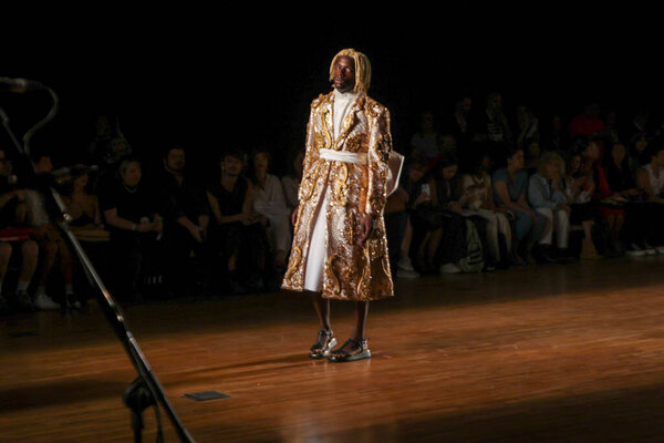 Сан-Паулу, Бразилия - 8 ноября 2023 года: показ мод Joao Pimenta во время Недели моды в Сан-Паулу. SPFW N56, с темой происхождения, в Shopping Iguatemi, в южной зоне столицы Сан-Паулу, в эту среду, 8 ноября 2023