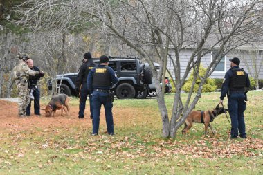 9 Kasım 2023 - Helmetta, New Jersey, ABD: FBI SWAT ekipleri ve Müşterek Terörizm Görev Gücü, 6 Ocak 'ta ABD Kongre Binası' na düzenlenen saldırıda aranan Gregory Yetman 'ın mülkiyetinde arama yaptı. 