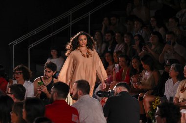 Sao Paulo, Brezilya - 11 / 09 / 2023 - MODA / SPFW N56 / FOZ - Sao Paulo Moda Haftası sırasında FOZ defilesi - SPFW N56, Köken temalı, Sao Paulo 'nun başkenti güney bölgesindeki Shopping Iguatemi' de 