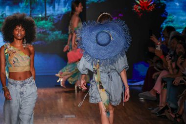 Sao Paulo, Brezilya - 11 / 09 / 2023 - MODA / SPFW N56 / The Paradise defilesi, Sao Paulo Moda Haftası sırasında - SPFW N56, bir Köken temalı, Alışveriş Iguatemi, Sao Paulo 'nun güney bölgesinde, 9 Kasım 2023