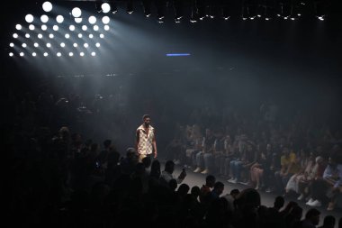 Sao Paulo, Brezilya - 9 Kasım 2023: MODA / SPFW N56 / RAFAEL CAETANO - Rafael Caetano moda gösterisi Sao Paulo Moda Haftası - SPFW N56, Komplexo Tempo, Sao Paulo 'nun doğu bölgesinde