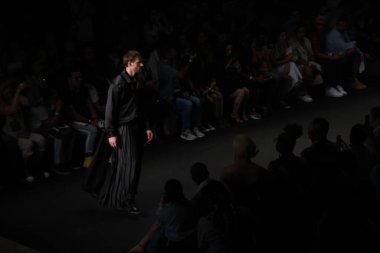 Sao Paulo, Brezilya - 9 Kasım 2023: MODA / SPFW N56 / RAFAEL CAETANO - Rafael Caetano moda gösterisi Sao Paulo Moda Haftası - SPFW N56, Komplexo Tempo, Sao Paulo 'nun doğu bölgesinde