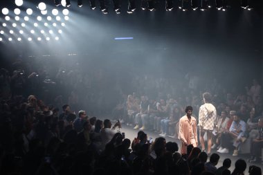 Sao Paulo, Brezilya - 9 Kasım 2023: MODA / SPFW N56 / RAFAEL CAETANO - Rafael Caetano moda gösterisi Sao Paulo Moda Haftası - SPFW N56, Komplexo Tempo, Sao Paulo 'nun doğu bölgesinde