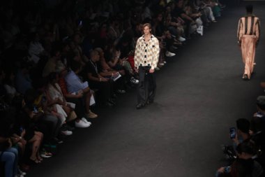 Sao Paulo, Brezilya - 9 Kasım 2023: MODA / SPFW N56 / RAFAEL CAETANO - Rafael Caetano moda gösterisi Sao Paulo Moda Haftası - SPFW N56, Komplexo Tempo, Sao Paulo 'nun doğu bölgesinde