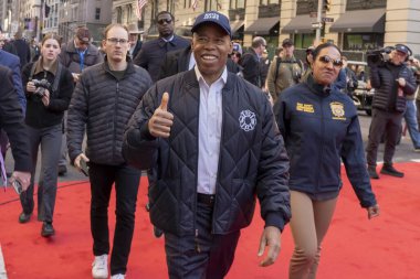 Gaziler Günü Geçidi New York 'ta düzenlendi. 11 Kasım 2023, New York, New York, ABD: New York Belediye Başkanı Eric Adams 11 Kasım 2023 'te New York' ta düzenlenen Gaziler Günü Geçit Töreni 'ne katıldı. Adams 'ın son zamanlarda telefonu ve iPad' i vardı.