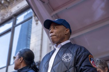 Gaziler Günü Geçidi New York 'ta düzenlendi. 11 Kasım 2023, New York, New York, ABD: New York Belediye Başkanı Eric Adams 11 Kasım 2023 'te New York' ta düzenlenen Gaziler Günü Geçit Töreni 'ne katıldı. Adams 'ın son zamanlarda telefonu ve iPad' i vardı.