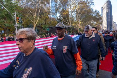 Gaziler Günü Geçidi New York 'ta düzenlendi. 11 Kasım 2023, New York, New York, ABD: Sıfır Noktası gönüllüleri 11 Kasım 2023 'te New York' ta düzenlenen yıllık Gaziler Günü Geçit Töreni 'nde büyük bir yıldız ve şeritle yürüyor.. 