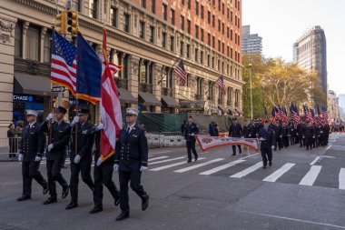 Gaziler Günü Geçidi New York 'ta düzenlendi. 11 Kasım 2023, New York, New York, ABD: FDNY 'nin deneyimli üyeleri 11 Kasım 2023 tarihinde New York' ta düzenlenen yıllık Gaziler Günü Geçit Töreni 'ne katıldılar. Yüzlerce insan 5. Cadde 'de sıraya girdi. 