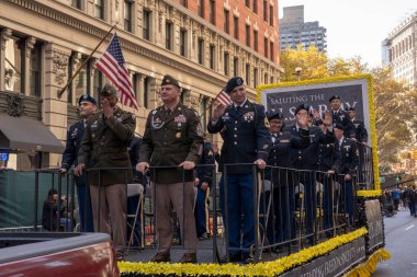 Gaziler Günü Geçidi New York 'ta düzenlendi. 11 Kasım 2023, New York, New York, ABD: Ordu mensupları 11 Kasım 2023 'te New York' ta düzenlenen yıllık Gaziler Günü Geçit Töreni 'ne katıldılar. Yüzlerce insan 5. Cadde 'de sıraya girdi.