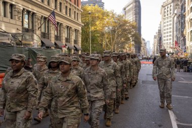 Gaziler Günü Geçidi New York 'ta düzenlendi. 11 Kasım 2023, New York, New York, ABD: Ordu mensupları 11 Kasım 2023 'te New York' ta düzenlenen yıllık Gaziler Günü Geçit Töreni 'ne katıldılar. Yüzlerce insan 5. Cadde 'de sıraya girdi.