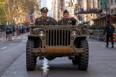 Gaziler Günü Geçidi New York 'ta düzenlendi. 11 Kasım 2023, New York, New York, ABD: Army 1942 MB2 MB2 Willys Jeep, 11 Kasım 2023 tarihinde New York 'ta düzenlenen yıllık Gaziler Günü Geçit Töreni' ne katıldı. Yüzlerce insan 5. Cadde 'de sıraya girdi.