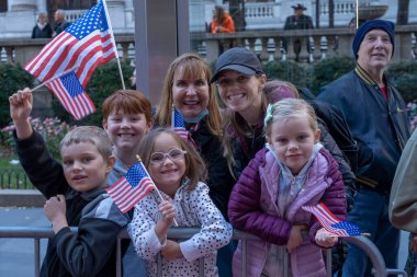 Gaziler Günü Geçidi New York 'ta düzenlendi. 11 Kasım 2023, New York, New York, ABD: İzleyiciler 11 Kasım 2023 'te New York' ta düzenlenen yıllık Gaziler Günü Geçidi 'nde işaret ve bayrak taşıyor. Yüzlerce insan 5. Cadde 'de sıraya girdi. 