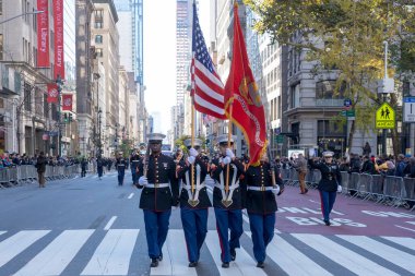 Gaziler Günü Geçidi New York 'ta düzenlendi. 11 Kasım 2023, New York, New York, ABD: ABD Deniz Kuvvetleri üyeleri 11 Kasım 2023 'te New York' ta düzenlenen yıllık Gaziler Günü Geçit Töreni 'ne katıldılar. Yüzlerce insan 5. Cadde 'de sıraya girdi. 