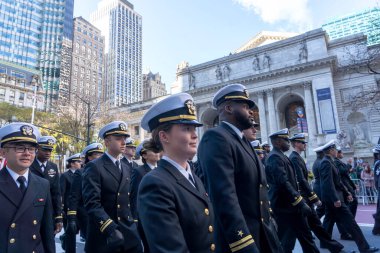 Gaziler Günü Geçidi New York 'ta düzenlendi. 11 Kasım 2023, New York, New York, ABD: NAVY memurları ve ekibi 11 Kasım 2023 tarihinde New York 'ta düzenlenen yıllık Gaziler Günü Geçit Töreni' ne katıldılar.. 