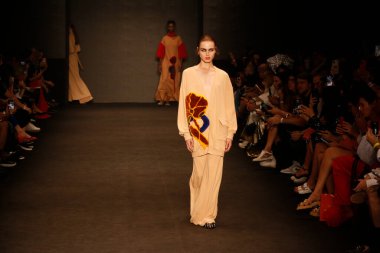 SAO PAULO (SP), Brezilya 11 / 10 / 2023 - Moda tasarımcısı Weider Silveiro tarafından Latin Amerika 'nın en büyük moda haftası olan Sao Paulo Moda Haftası' nda Brezilya 'da düzenlenen Top Modelleri geçit töreni modası