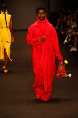 SAO PAULO (SP), Brezilya 11 / 10 / 2023 - Moda tasarımcısı Weider Silveiro tarafından Latin Amerika 'nın en büyük moda haftası olan Sao Paulo Moda Haftası' nda Brezilya 'da düzenlenen Top Modelleri geçit töreni modası