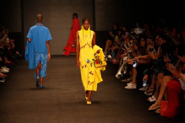 SAO PAULO (SP), Brezilya 11 / 10 / 2023 - Moda tasarımcısı Weider Silveiro tarafından Latin Amerika 'nın en büyük moda haftası olan Sao Paulo Moda Haftası' nda Brezilya 'da düzenlenen Top Modelleri geçit töreni modası