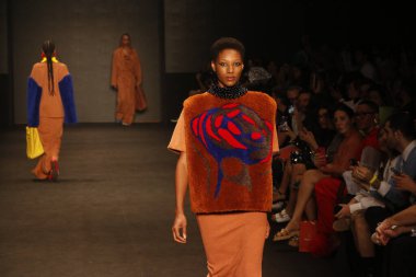 SAO PAULO (SP), Brezilya 11 / 10 / 2023 - Moda tasarımcısı Weider Silveiro tarafından Latin Amerika 'nın en büyük moda haftası olan Sao Paulo Moda Haftası' nda Brezilya 'da düzenlenen Top Modelleri geçit töreni modası