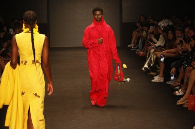 SAO PAULO (SP), Brezilya 11 / 10 / 2023 - Moda tasarımcısı Weider Silveiro tarafından Latin Amerika 'nın en büyük moda haftası olan Sao Paulo Moda Haftası' nda Brezilya 'da düzenlenen Top Modelleri geçit töreni modası