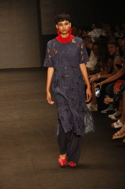SAO PAULO (SP), Brezilya 11 / 10 / 2023 - Moda tasarımcısı Weider Silveiro tarafından Latin Amerika 'nın en büyük moda haftası olan Sao Paulo Moda Haftası' nda Brezilya 'da düzenlenen Top Modelleri geçit töreni modası