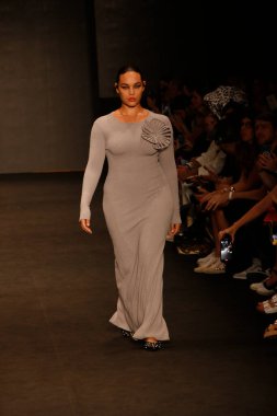 SAO PAULO (SP), Brezilya 11 / 10 / 2023 - Moda tasarımcısı Weider Silveiro tarafından Latin Amerika 'nın en büyük moda haftası olan Sao Paulo Moda Haftası' nda Brezilya 'da düzenlenen Top Modelleri geçit töreni modası