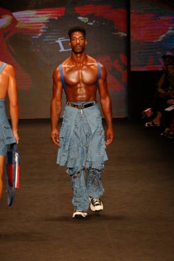 SAO PAULO (SP), 11 / 10 / 2023 - Top Modeller, Latin Amerika 'nın en büyük moda haftası olan Sao Paulo Moda Haftası 2023' te, bu Cuma Brezilya 'da, Dendezeiro markasının moda defilesini podyumda sergilediler