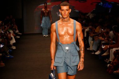 SAO PAULO (SP), 11 / 10 / 2023 - Top Modeller, Latin Amerika 'nın en büyük moda haftası olan Sao Paulo Moda Haftası 2023' te, bu Cuma Brezilya 'da, Dendezeiro markasının moda defilesini podyumda sergilediler