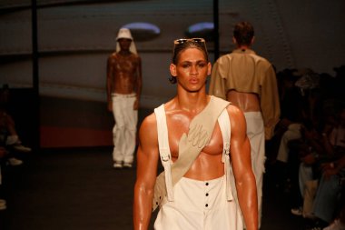 SAO PAULO (SP), 11 / 10 / 2023 - Top Modeller, Latin Amerika 'nın en büyük moda haftası olan Sao Paulo Moda Haftası 2023' te, bu Cuma Brezilya 'da, Dendezeiro markasının moda defilesini podyumda sergilediler