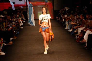 SAO PAULO (SP), 11 / 10 / 2023 - Top Modeller, Latin Amerika 'nın en büyük moda haftası olan Sao Paulo Moda Haftası 2023' te, bu Cuma Brezilya 'da, Dendezeiro markasının moda defilesini podyumda sergilediler