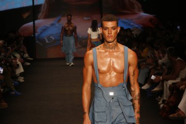 SAO PAULO (SP), 11 / 10 / 2023 - Top Modeller, Latin Amerika 'nın en büyük moda haftası olan Sao Paulo Moda Haftası 2023' te, bu Cuma Brezilya 'da, Dendezeiro markasının moda defilesini podyumda sergilediler