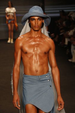 SAO PAULO (SP), 11 / 10 / 2023 - Top Modeller, Latin Amerika 'nın en büyük moda haftası olan Sao Paulo Moda Haftası 2023' te, bu Cuma Brezilya 'da, Dendezeiro markasının moda defilesini podyumda sergilediler