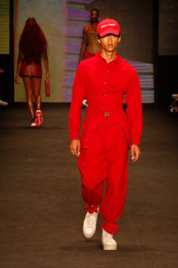 SAO PAULO (SP), 11 / 10 / 2023 - Top Modeller, Latin Amerika 'nın en büyük moda haftası olan Sao Paulo Moda Haftası 2023' te, bu Cuma Brezilya 'da, Dendezeiro markasının moda defilesini podyumda sergilediler