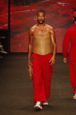 SAO PAULO (SP), 11 / 10 / 2023 - Top Modeller, Latin Amerika 'nın en büyük moda haftası olan Sao Paulo Moda Haftası 2023' te, bu Cuma Brezilya 'da, Dendezeiro markasının moda defilesini podyumda sergilediler