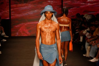 SAO PAULO (SP), 11 / 10 / 2023 - Top Modeller, Latin Amerika 'nın en büyük moda haftası olan Sao Paulo Moda Haftası 2023' te, bu Cuma Brezilya 'da, Dendezeiro markasının moda defilesini podyumda sergilediler