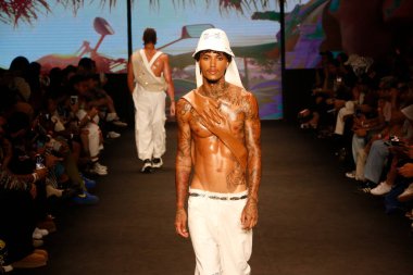 SAO PAULO (SP), 11 / 10 / 2023 - Top Modeller, Latin Amerika 'nın en büyük moda haftası olan Sao Paulo Moda Haftası 2023' te, bu Cuma Brezilya 'da, Dendezeiro markasının moda defilesini podyumda sergilediler