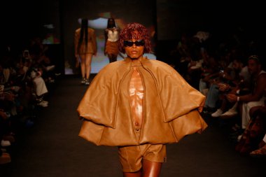 SAO PAULO (SP), 11 / 10 / 2023 - Top Modeller, Latin Amerika 'nın en büyük moda haftası olan Sao Paulo Moda Haftası 2023' te, bu Cuma Brezilya 'da, Dendezeiro markasının moda defilesini podyumda sergilediler