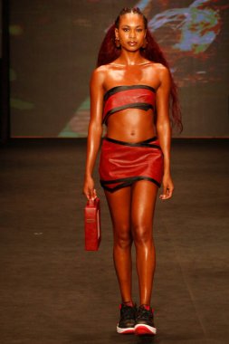 SAO PAULO (SP), 11 / 10 / 2023 - Top Modeller, Latin Amerika 'nın en büyük moda haftası olan Sao Paulo Moda Haftası 2023' te, bu Cuma Brezilya 'da, Dendezeiro markasının moda defilesini podyumda sergilediler