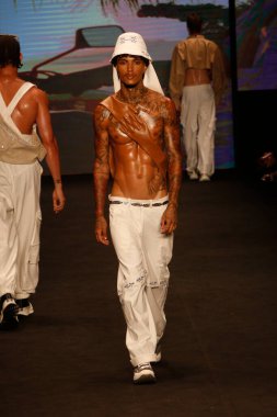 SAO PAULO (SP), 11 / 10 / 2023 - Top Modeller, Latin Amerika 'nın en büyük moda haftası olan Sao Paulo Moda Haftası 2023' te, bu Cuma Brezilya 'da, Dendezeiro markasının moda defilesini podyumda sergilediler