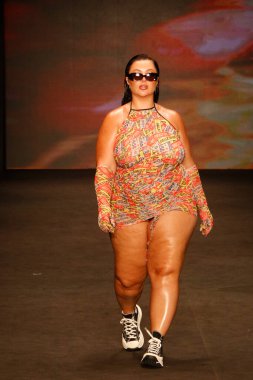 SAO PAULO (SP), 11 / 10 / 2023 - Top Modeller, Latin Amerika 'nın en büyük moda haftası olan Sao Paulo Moda Haftası 2023' te, bu Cuma Brezilya 'da, Dendezeiro markasının moda defilesini podyumda sergilediler