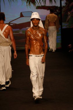 SAO PAULO (SP), 11 / 10 / 2023 - Top Modeller, Latin Amerika 'nın en büyük moda haftası olan Sao Paulo Moda Haftası 2023' te, bu Cuma Brezilya 'da, Dendezeiro markasının moda defilesini podyumda sergilediler