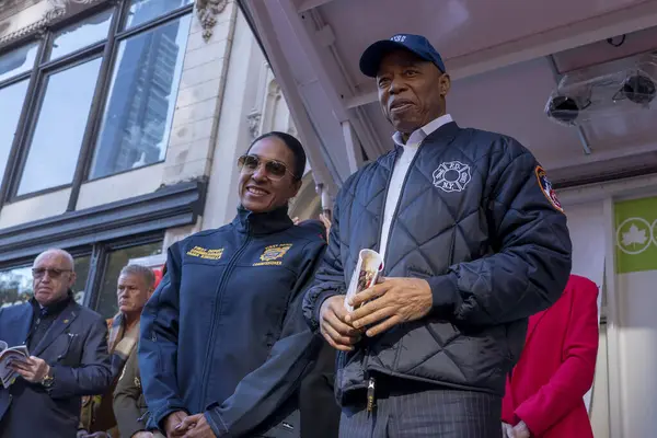 ニューヨーク市で退役軍人の日パレードが開催されました 2023年11月11日 ニューヨーク ニューヨーク アメリカ ニューヨーク市長エリック アダムス とタニア キンセラ 副委員長 — ストック写真