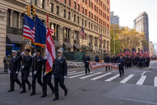 ニューヨーク市で退役軍人の日パレードが開催されました 2023年11月11日 ニューヨーク アメリカ合衆国 Fdnyの退役軍人のメンバーは ニューヨーク市で11月11日の退役軍人の日パレードに参加します 何百人もの人々が5番街に並んでいました — ストック写真