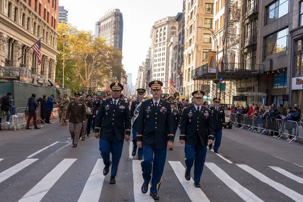 ニューヨーク市で退役軍人の日パレードが開催されました 2023年11月11日 ニューヨーク アメリカ合衆国 軍のメンバーは ニューヨーク市で11月11日 2023年11月11日の退役軍人の日パレードに参加します 何百人もの人々が5番街に並んでいました — ストック写真