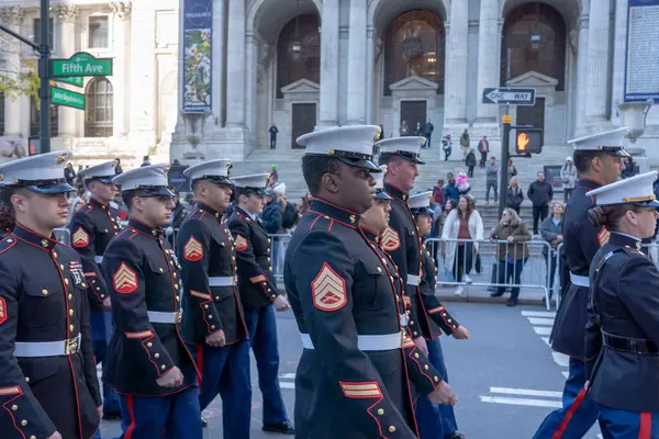 在纽约市举行的退伍军人日游行 2023年11月11日 美国纽约 美国海军陆战队员参加了2023年11月11日在纽约市举行的年度退伍军人日游行 数百人排在第五大道上 — 图库照片