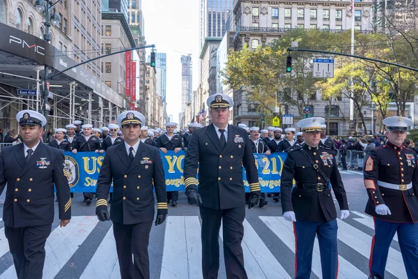 ニューヨーク市で退役軍人の日パレードが開催されました 2023年11月11日 ニューヨーク アメリカ合衆国 Navyの役員と米国ニューヨーク Lpd の乗組員が ニューヨーク市で毎年11月11日 退役軍人の日パレードに参加 — ストック写真