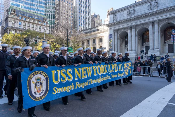 在纽约市举行的退伍军人日游行 2023年11月11日 美国纽约 Navy官员和美国纽约 Lpd 的船员参加了2023年11月11日在纽约市举行的年度退伍军人日游行 — 图库照片