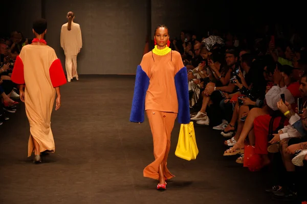 Sao Paulo Brasil 2023 Desfile Modelos Top Fashion Del Diseñador —  Fotos de Stock